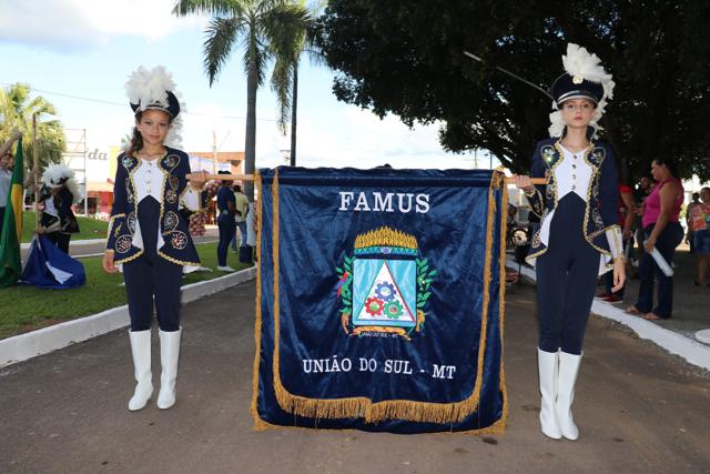 Estandarte da FAMUS, de União do Sul, conduzido pelas balizas